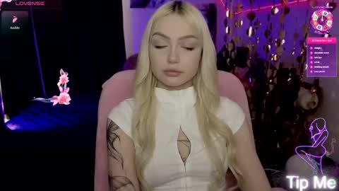 Snapshot of linalirian chatting on April 23, 12:29 pm I am Lina online show from April 23, 12:29 pm