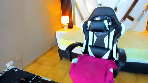 Snapshot of linda4petite chatting on November 1, 5:59 pm Linda online show from November 1, 5:59 pm