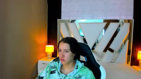 Snapshot of linda4petite chatting on November 2, 12:51 pm Linda online show from November 2, 12:51 pm