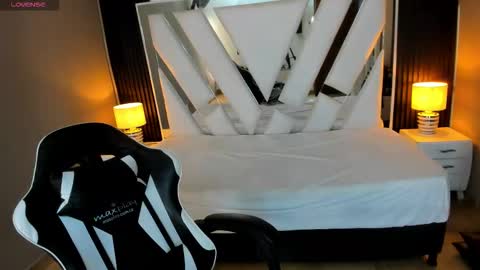 Snapshot of linda4petite chatting on November 23, 1:00 pm Linda online show from November 23, 1:00 pm