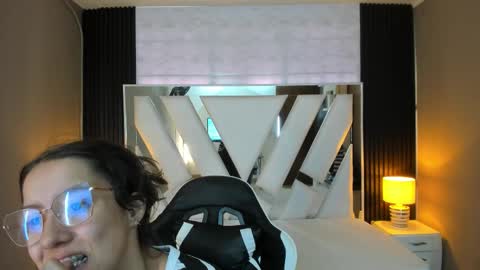 Snapshot of linda4petite chatting on December 14, 1:05 pm Linda online show from December 14, 1:05 pm