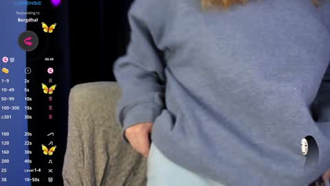 Snapshot of linda_giggle chatting on December 3, 2:36 am Giggles online show from December 3, 2:36 am