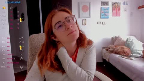 Snapshot of linda_giggle chatting on December 19, 3:19 pm Giggles online show from December 19, 3:19 pm