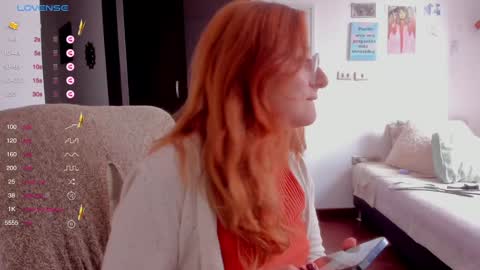 Snapshot of linda_giggle chatting on December 19, 6:23 pm Giggles online show from December 19, 6:23 pm