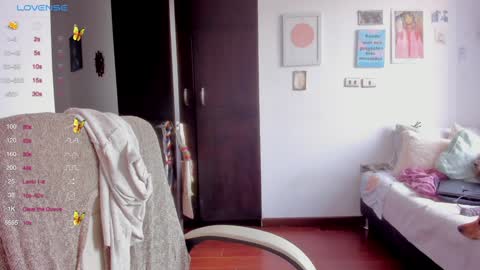 Snapshot of linda_giggle chatting on January 10, 2:13 pm Giggles online show from January 10, 2:13 pm