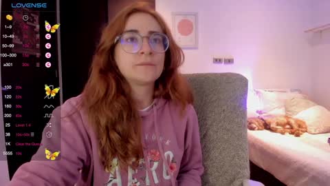 Snapshot of linda_giggle chatting on February 3, 3:53 am Giggles online show from February 3, 3:53 am