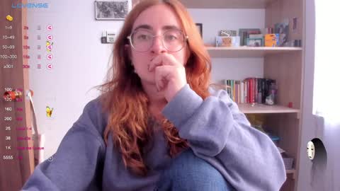 Snapshot of linda_giggle chatting on March 12, 10:17 pm Giggles online show from March 12, 10:17 pm