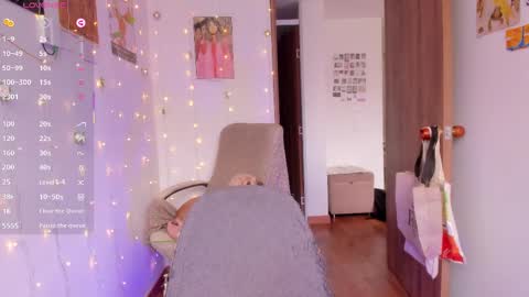 Snapshot of linda_giggle chatting on September 18, 2:19 pm Giggles online show from September 18, 2:19 pm