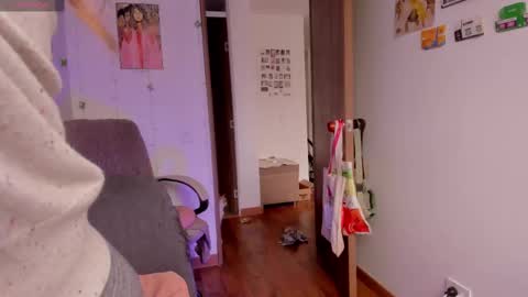 Snapshot of linda_giggle chatting on October 2, 1:18 pm Giggles online show from October 2, 1:18 pm