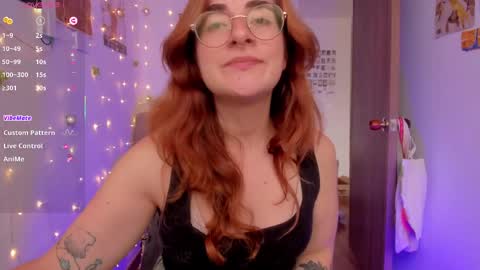 Snapshot of linda_giggle chatting on October 3, 12:35 pm Giggles online show from October 3, 12:35 pm