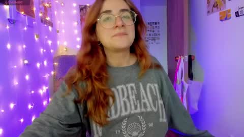 Snapshot of linda_giggle chatting on October 5, 10:40 pm Giggles online show from October 5, 10:40 pm