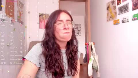 Snapshot of linda_giggle chatting on October 22, 2:28 pm Giggles online show from October 22, 2:28 pm