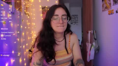 Snapshot of linda_giggle chatting on November 5, 10:32 pm Giggles online show from November 5, 10:32 pm