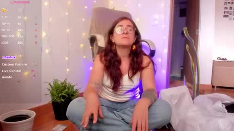 Snapshot of linda_giggle chatting on November 19, 5:13 pm Giggles online show from November 19, 5:13 pm