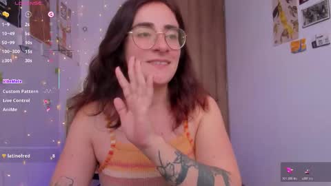 Snapshot of linda_giggle chatting on November 25, 1:55 pm Giggles online show from November 25, 1:55 pm
