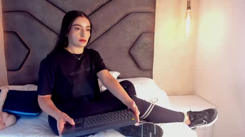 Snapshot of linda_saenz1 chatting on February 4, 12:00 pm Linda Saenz online show from February 4, 12:00 pm