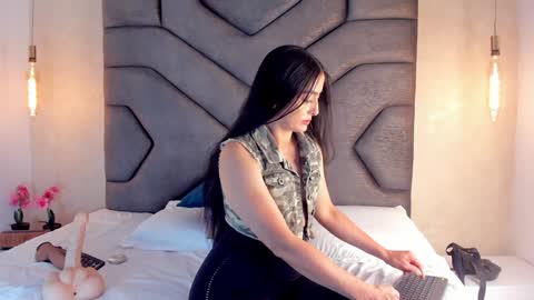 Snapshot of linda_saenz1 chatting on February 6, 11:54 am Linda Saenz online show from February 6, 11:54 am