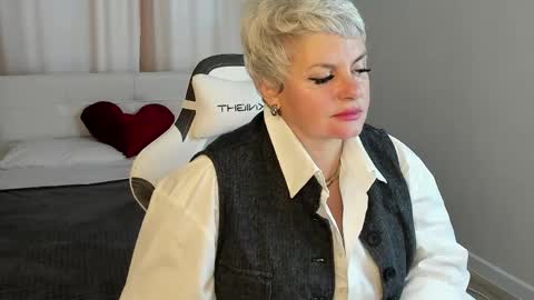 Linda Zefir online show from April 11, 1:21 am