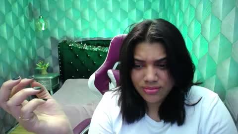 Snapshot of lindabreexlove chatting on December 23, 8:11 am online show from December 23, 8:11 am