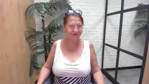 Snapshot of lindahottie chatting on July 14, 10:21 am Linda online show from July 14, 10:21 am