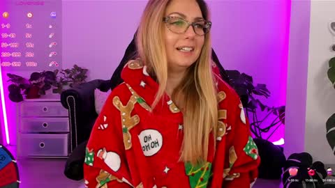 Snapshot of lindawhite_ chatting on December 11, 9:55 pm Linda -- online show from December 11, 9:55 pm