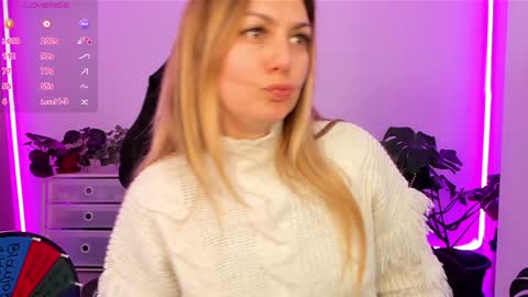 Snapshot of lindawhite_ chatting on December 17, 4:32 pm Linda -- online show from December 17, 4:32 pm