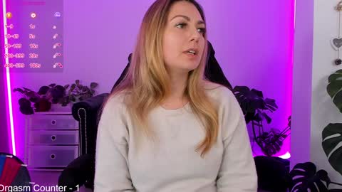 Snapshot of lindawhite_ chatting on January 7, 9:25 pm Linda -- online show from January 7, 9:25 pm