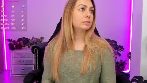 Snapshot of lindawhite_ chatting on January 19, 4:14 pm Linda -- online show from January 19, 4:14 pm