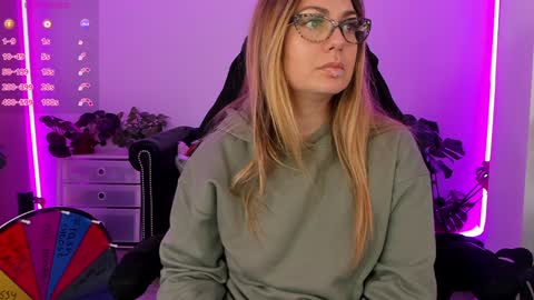 Snapshot of lindawhite_ chatting on January 19, 9:34 pm Linda -- online show from January 19, 9:34 pm