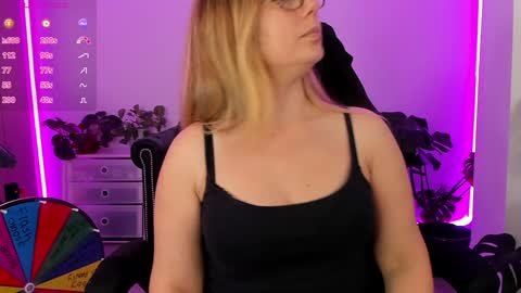 Snapshot of lindawhite_ chatting on January 26, 11:08 pm Linda -- online show from January 26, 11:08 pm