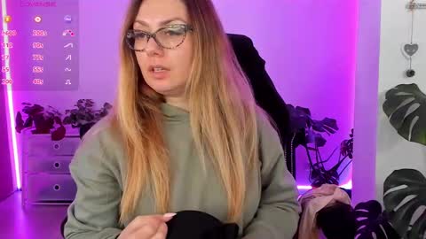 Snapshot of lindawhite_ chatting on February 10, 9:25 pm Linda -- online show from February 10, 9:25 pm