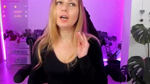 Snapshot of lindawhite_ chatting on February 15, 9:48 pm Linda -- online show from February 15, 9:48 pm