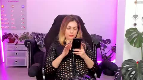 Snapshot of lindawhite_ chatting on February 17, 4:59 pm Linda -- online show from February 17, 4:59 pm