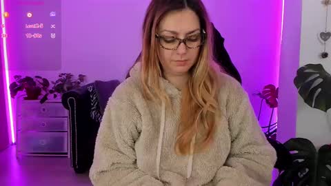 Snapshot of lindawhite_ chatting on March 7, 9:48 pm Linda -- online show from March 7, 9:48 pm