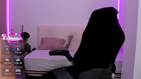 Snapshot of lindawhite_ chatting on October 21, 9:32 am Linda -- online show from October 21, 9:32 am