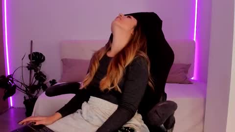 Snapshot of lindawhite_ chatting on November 7, 5:13 pm Linda -- online show from November 7, 5:13 pm