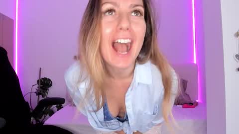 Snapshot of lindawhite_ chatting on November 15, 4:47 pm Linda -- online show from November 15, 4:47 pm