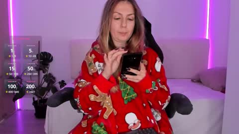 Snapshot of lindawhite_ chatting on November 21, 10:19 pm Linda -- online show from November 21, 10:19 pm