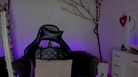 Lindsay    online show from January 12, 9:20 pm