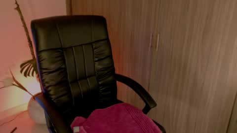 Lindsey Moss online show from April 14, 1:33 am