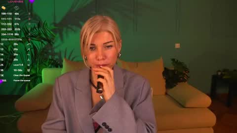 lindsi_luvviv online show from April 18, 4:33 pm