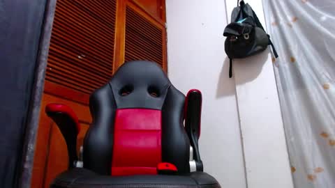 Snapshot of lion_grr chatting on December 7, 11:23 pm lion_grr online show from December 7, 11:23 pm