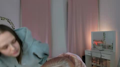 Lisa blonde  Alisa brunette online show from April 18, 7:07 pm