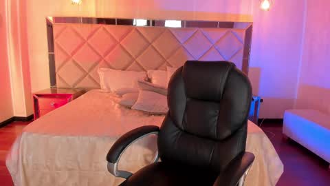 Snapshot of lisamonroe_ chatting on February 14, 12:41 am LISA MONROE online show from February 14, 12:41 am