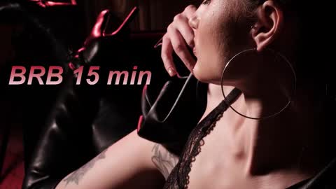 Snapshot of lisamooore chatting on November 11, 7:08 am Lisa Moore online show from November 11, 7:08 am