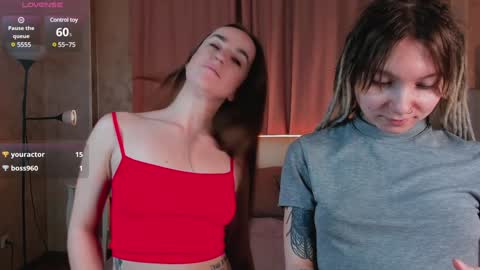 Snapshot of lisanelsona chatting on January 11, 6:14 am Hello our names are Kate and Alice this is our first day here. online show from January 11, 6:14 am