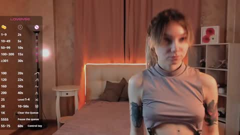 Snapshot of lisanelsona chatting on January 13, 1:34 am Hello our names are Kate and Alice this is our first day here. online show from January 13, 1:34 am