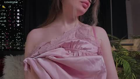 Snapshot of lissa_rose chatting on December 26, 10:59 am lissa_rose online show from December 26, 10:59 am