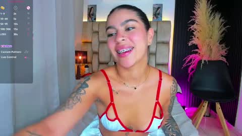 Snapshot of little__sophie18 chatting on April 27, 8:29 pm Sophie ---- connected from 1400 to 2100 Colombia time online show from April 27, 8:29 pm
