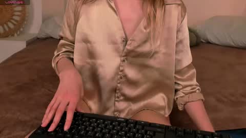 little_clare_ online show from March 27, 11:32 am